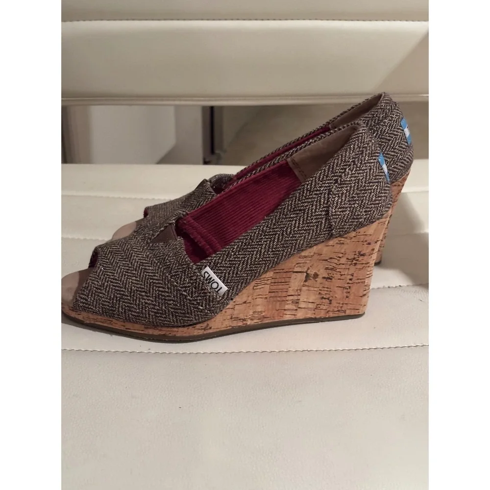 TOMS Brown Herringbone Gold Sparkle Cork Wedge Peep Toe Sandals Womens 7